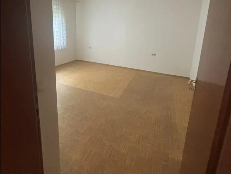 Alter verklebter PVC-Belag in einer Wohnung in Nürnberg vor der Aufnahme