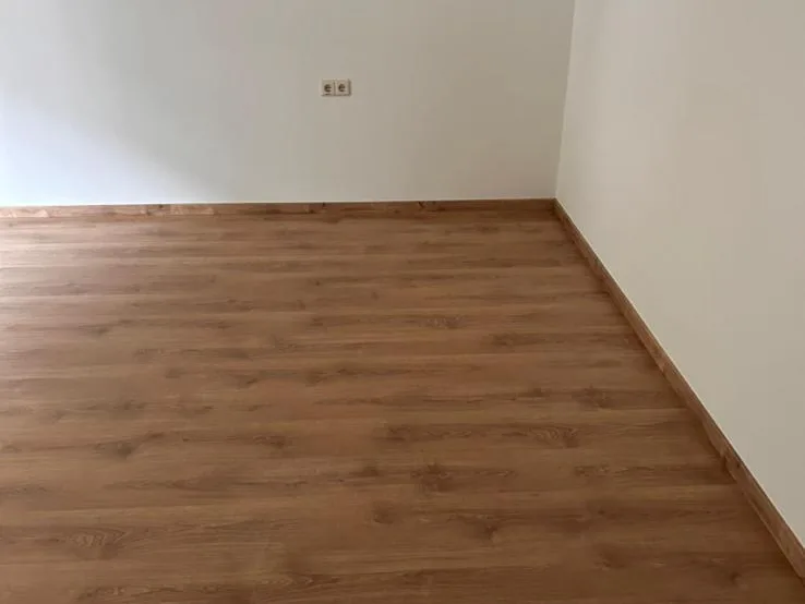 Neu verlegtes Laminat auf vorbereitetem Untergrund in einer Wohnung in Nürnberg