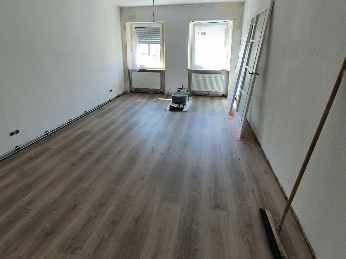 Wohnraum in der Maximilianstraße in Nürnberg mit fertig verlegtem Designboden im Laminatmuster