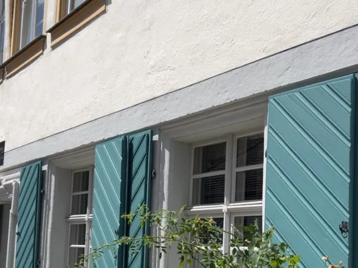 Altbaufassade in Erlangen mit frisch lackierten Fensterläden nach der Aufbereitung