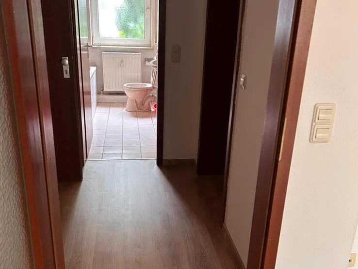 Flur einer Wohnung in Nürnberg mit durchgehend verlegtem Laminat