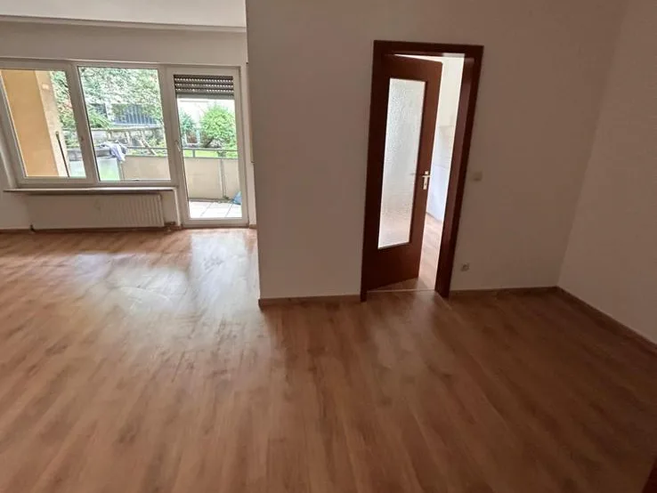 Wohnraum in Nürnberg mit neu verlegtem Laminat und hell gestrichenen Wänden