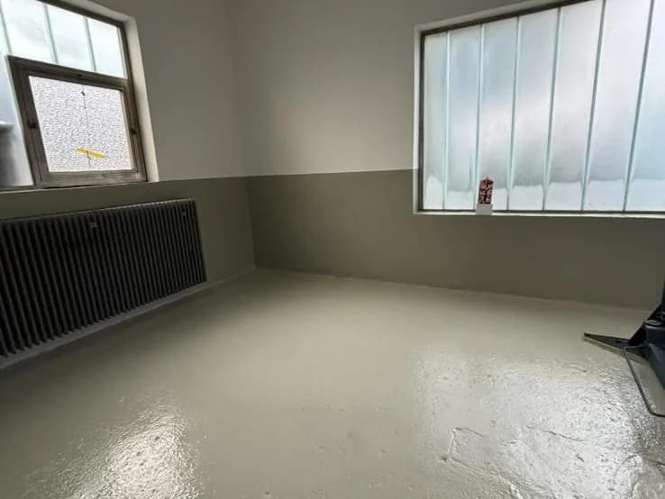 Werkstatthalle in Fürth-Unterfürberg mit frisch gestrichenen Wänden und heller Decke nach dem Anstrich