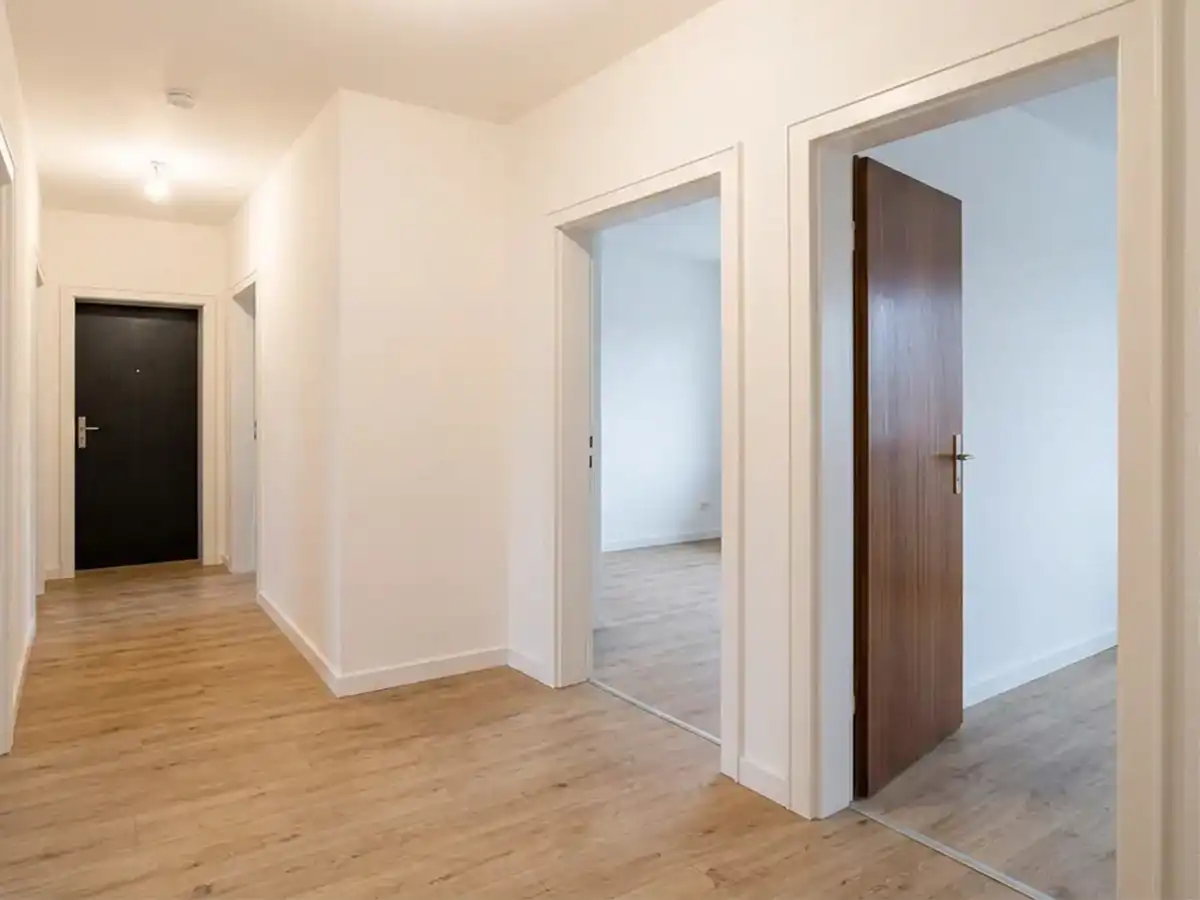 Renovierte Diele mit Laminatboden und weiß gestrichenen Wänden in einer Wohnung in Fürth-Hardhöhe