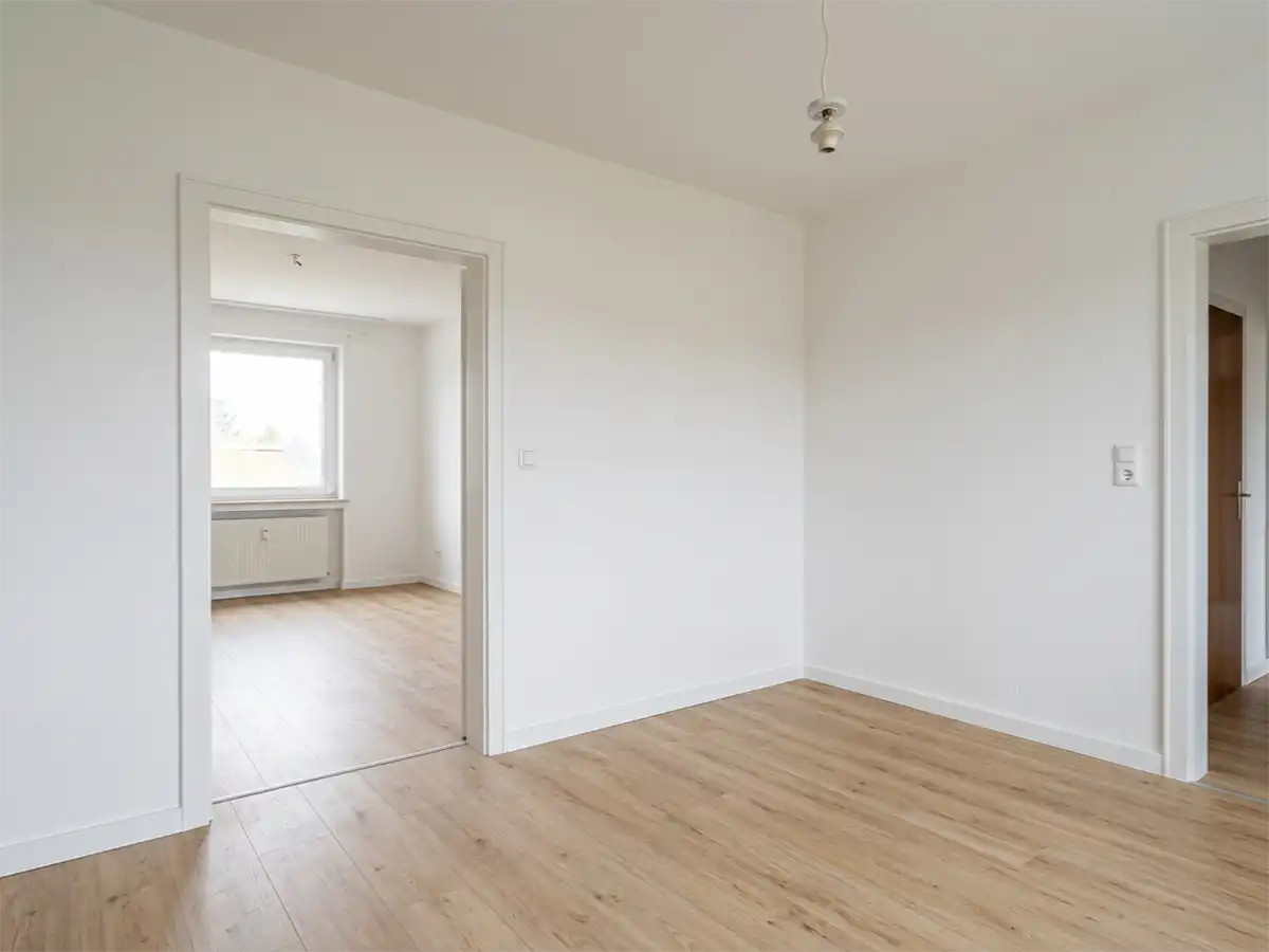 Zimmer nach Anstrich und Verlegung von Laminat in Fürth-Hardhöhe